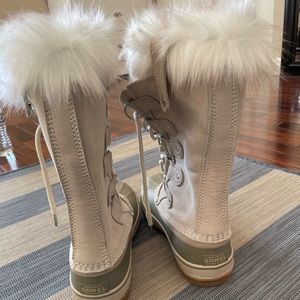 HARD TO FIND! Rare! Color is Fawn, off-white, size 9